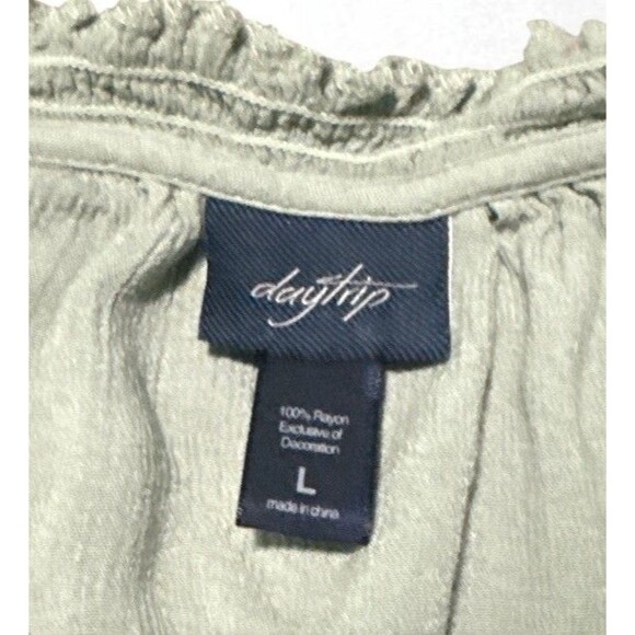 Daytrip Boho Peasant Blouse Women’s Large Green Crinkle Rayon Crochet Detail - Picture 5 of 6